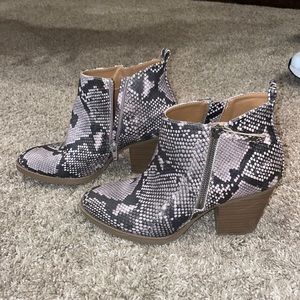 Universal thread snake boots